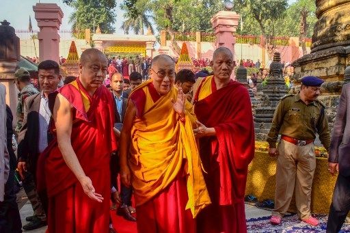 Pemimpin agama di Tibet, Dalai Lama (tengah) menghadiri sebuah acara. [AFP]