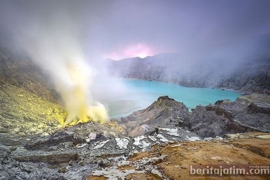 Ilustrasi Kawah Ijen meledak. [Berita Jatim]