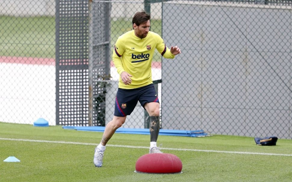 Kapten Barcelona, Lionel Messi melakoni latihan di Pusat Latihan Ciutat Esportiva Joan Gamper di Sant Joan Despi, Barcelona, jelang bergulirnya kembali kompetisi Liga Spanyol musim 2019/2020. [Miguel RUIZ / FC BARCELONA / AFP]