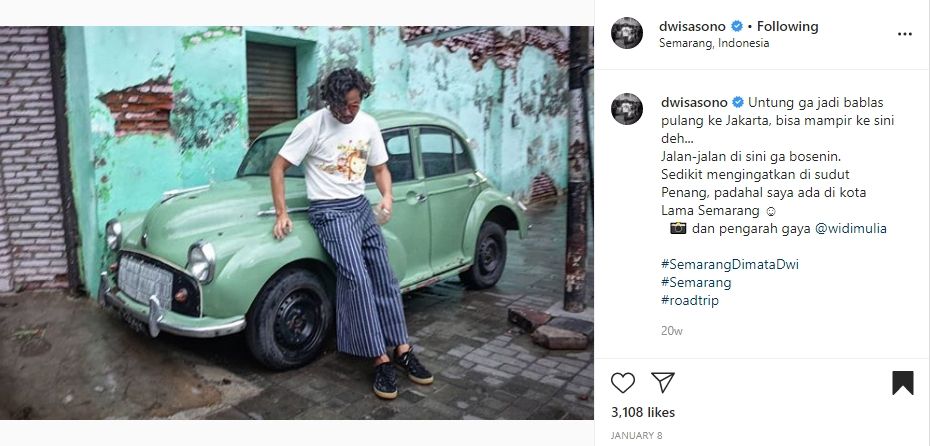 Dwi Sasono dan mobil tua. (Instagram)