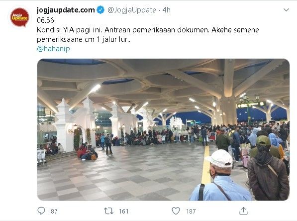 Antrean panjang calon penumpang di Bandara YIA, Senin (1/6/2020). - (Twitter/@JogjaUpdate)