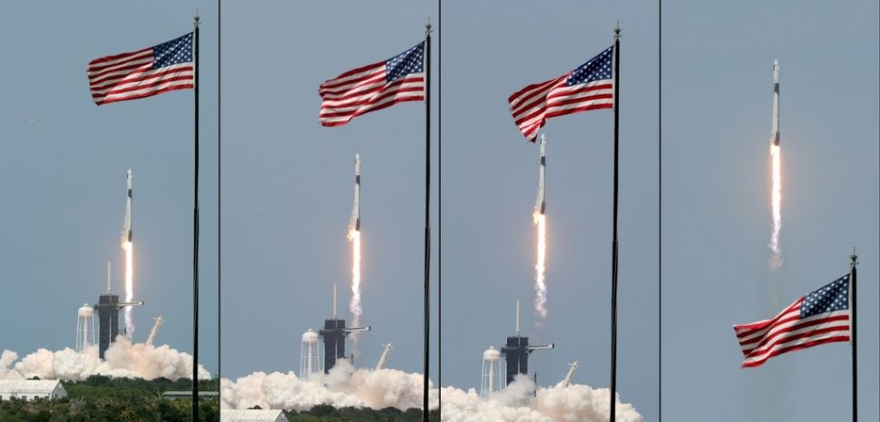 Roket Falcon 9 milik SpaceX yang membawa kapsul antariksa Crew Dragon dan dua astronot Amerika Serikat meluncur dari Florida, 30 Mei 2020. [AFP/Gregg Newton]