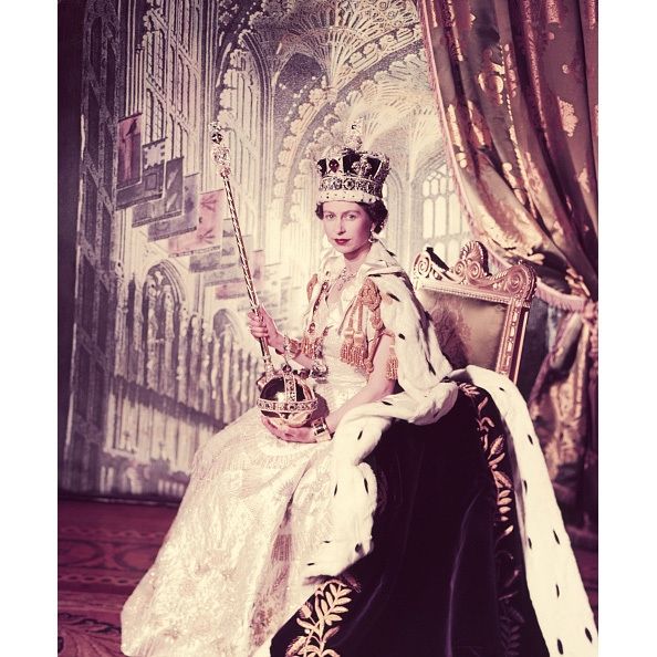 Penobatan Ratu Elizabeth II. (Hello Magazine)