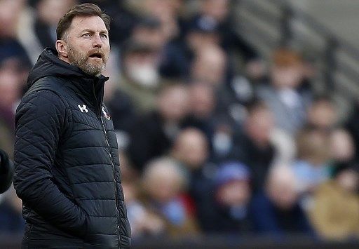 Manajer Southampton Ralph Hasenhuttl menyaksikan anak-anak asuhnya bertanding dari pinggir lapangan.. [AFP]