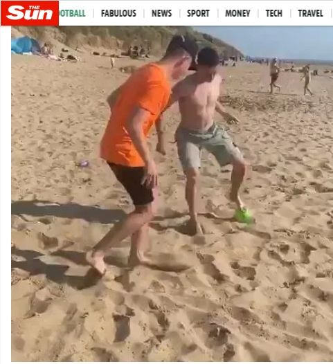 Gelandang Manchester City, Phil Foden, bermain sepak bola di Pantai Formby, Merseyside, pada Minggu (31/5/2020). (Dok. The Sun).