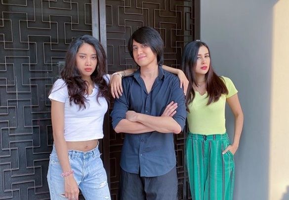 Kevin Aprilio diapit Widi dan Vicy Melanie [Instagram/kevinaprilio]