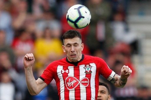 Pemain Southampton Pierre-Emile Hojbjerg berduel di udara dalam pertandingan Liga Inggris. [AFP]