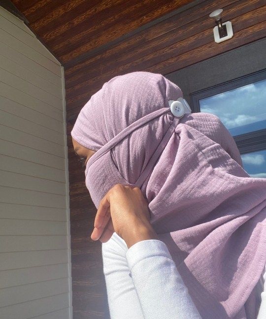 Halima Aden desain masker khusus nakes berjilbab. (Dok. Metro/Halima Aden)