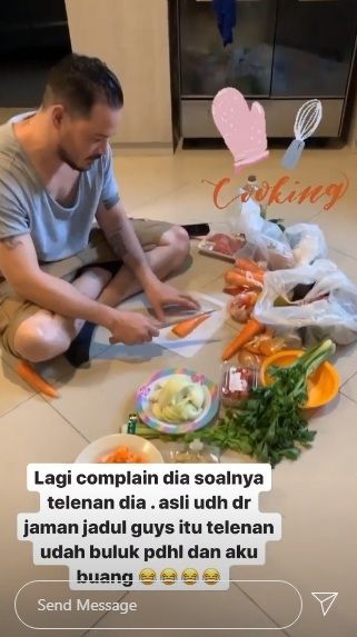 Zack Lee sedang sibuk di dapur Nafa Urbach [Instagram/nafaurbach]