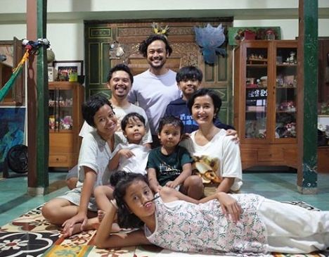 momem mesra Widi Mulia bersama Dwi Sasono dan keluarga [@widimulia / Instagram]