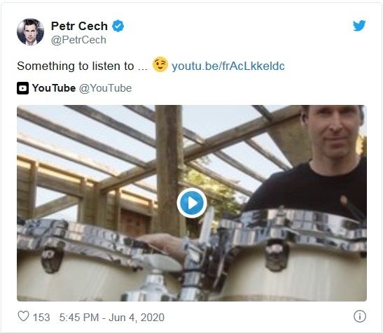 Eks kiper Chelsea dan Arsenal Petr Cech rekaman video musik. [Twitter @PetrCech]