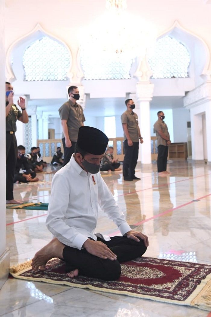 Presiden Jokowi saat ikut menjalani salat Jumat di Masjid Baiturrahim, Kompleks Istana Kepresidenan. (Foto: Lukas - Biro Pers Sekretariat Presiden)