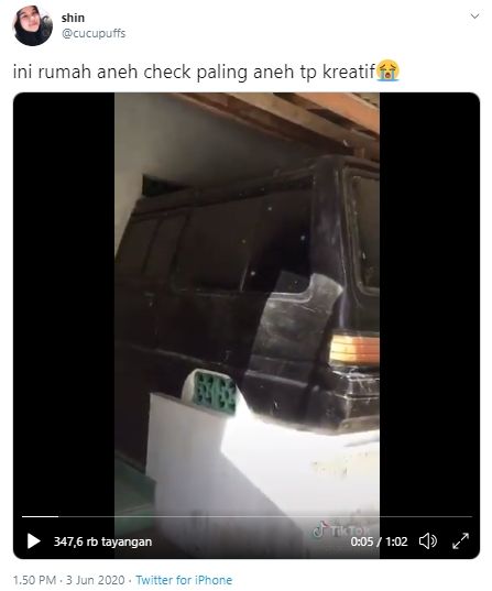 Rumah unik punya mushola terbuat dari mobil bekas (Twitter).