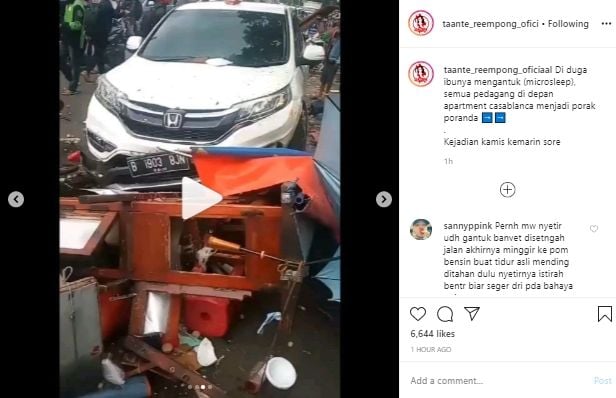 Pengendara mobil tabrak gerobak makanan hingga hancur (Instagram).