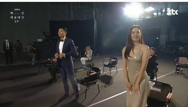 Ke atas panggung dengan jaga jarak di Baeksang Arts Awards. (dok: Instagram/ firstzyxx)