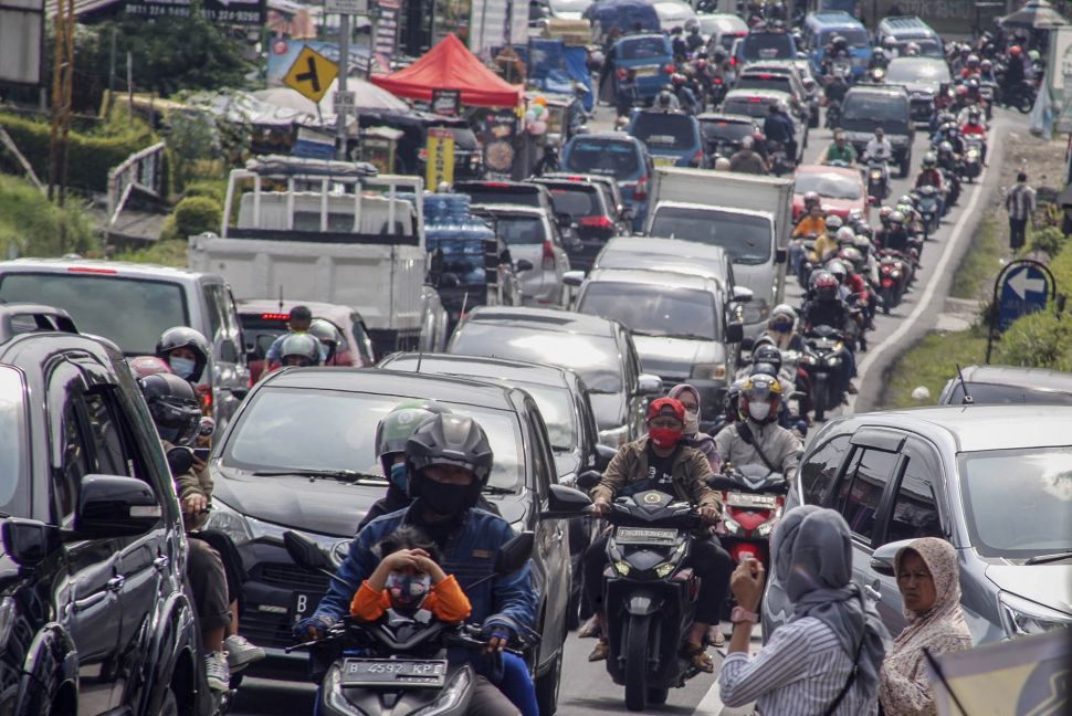 Kepadatan kendaraan di jalur wisata, Jalan Raya Puncak, Kabupaten Bogor, Jawa Barat, Sabtu (6/6/2020).   [ANTARA FOTO/Yulius Satria Wijaya]