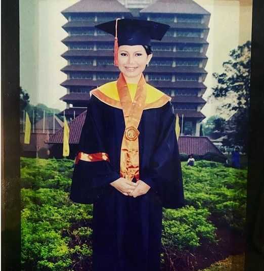 Rossa unggah foto saat wisuda. [Instagram]