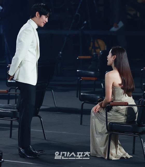 Berbicara dengan jarak di Baeksang Arts Awards. (dok: Twitter/@kdramasdiary)
