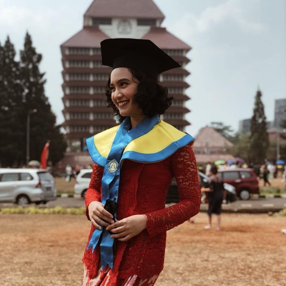 Rachel Amanda saat diwisuda. [Instagram]