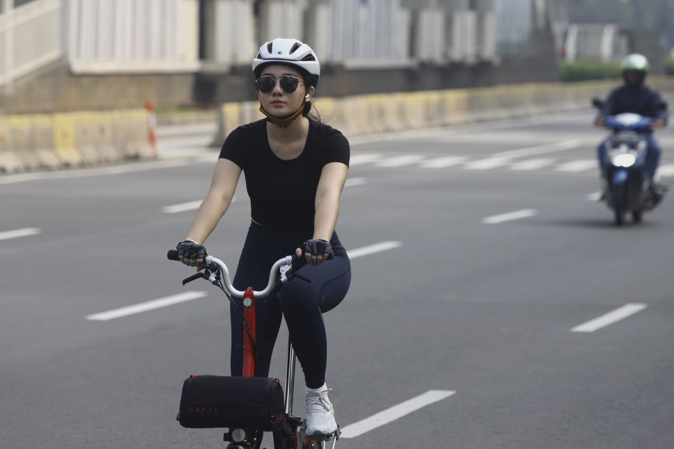 Warga berolahraga menggunakan sepeda di Jalan Jenderal Sudirman, Jakarta, Minggu (7/6). [Suara.com/Angga Budhiyanto]