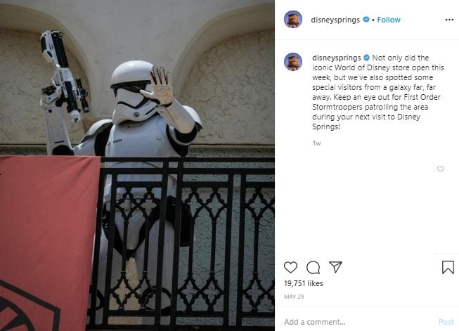 Disney Springs Perintahkan Stormtroopers Star Wars Terapkan Jarak Sosial. (Instagram/@disneysprings)