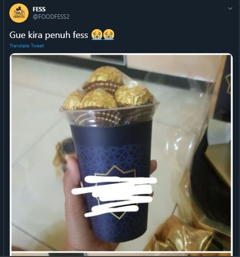 Disangka Penuh, Cokelat di Dalam Gelas Ini Berakhir Bikin Warganet Kesal. (Twitter/@FOODFESS2)