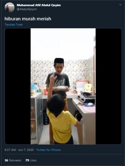 Hiburan Murah Meriah, Anak-anak Ini Takjub Lihat Atraksi Nasi Dilempar. (Twitter/@AbdulQoyim)