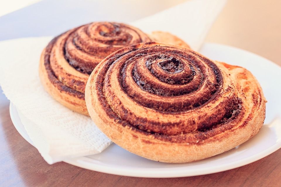 Ilustrasi cinnamon roll. (Pixabay/@adamkontor)