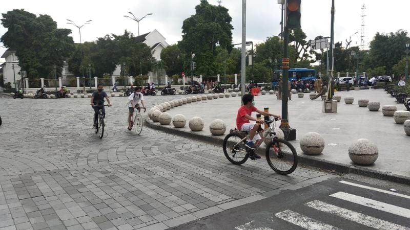 Sejumlah pesepeda melintasi kawasan Titik Nol Kilometer Kota Yogyakarta, Selasa (9/6/2020). - (SuaraJogja.id/Muhammad Ilham Baktora)