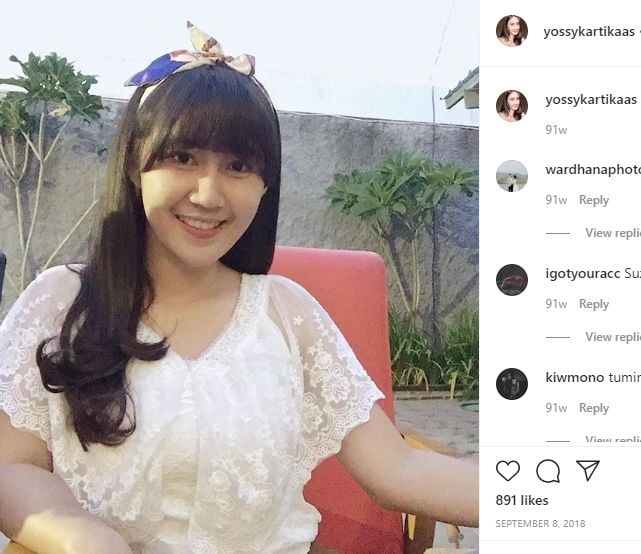 Sosok Yossy Kartika, selebgram asal Jogja yang belakangan ramai dibicarakan sebagai penjual gorengan tercantik. [@yossykartikaas / Instagram]