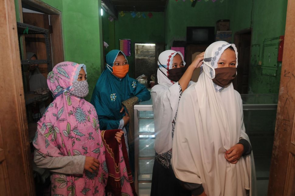 Sejumlah santri putri mengenakan masker saat akan Shalat Dzuhur di Pondok Pesantren Nurul Hidayah Al Mubarokah, Andong, Boyolali, Jawa Tengah, Senin (8/06/2020).  [ANTARA FOTO/Aloysius Jarot Nugroho]