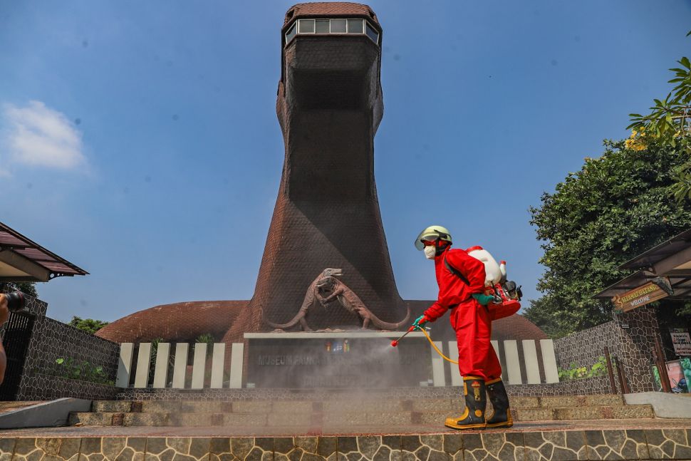 Petugas menyemprotkan disinfektan di Museum Reptil, Taman Mini Indonesia Indah, Jakarta Timur, Rabu (10/6). [Suara.com/Alfian Winanto]