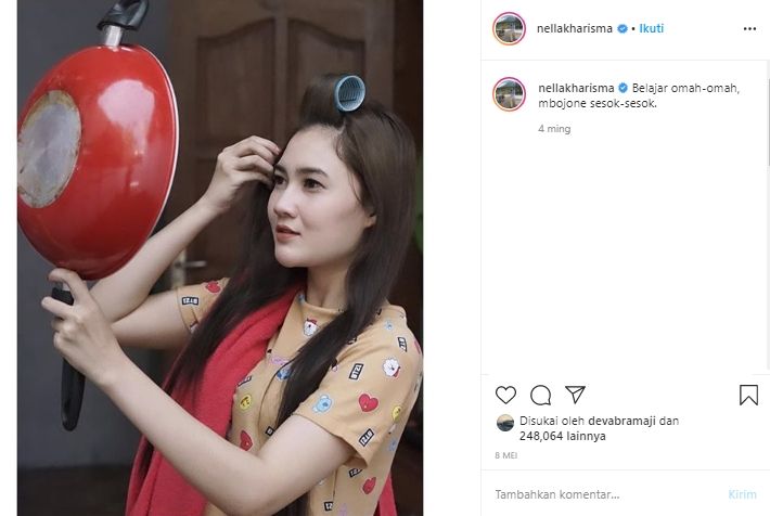 Gabut, Begini Aksi Kocak Nella Kharisma Berkaca Menggunakan Alat Memasak. (Instagram/@nellakharisma)