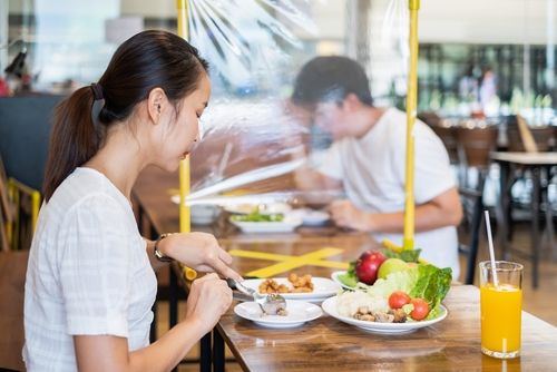 Ilustrasi makan di restoran saat new normal. (Shutterstock)