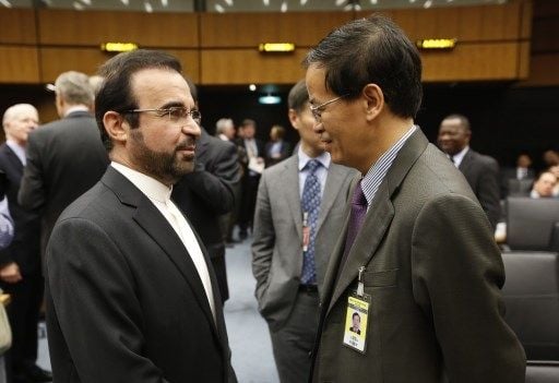 Duta besar China untuk Australia Cheng Jingye (kanan) berbincang dengan pejabat Iran untuk IAEA Reza Najafi. [AFP]