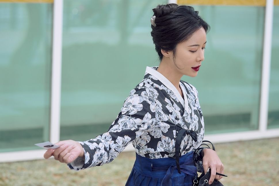 Hanbok Modern di Serial Mystic Pop-up Bar. (Netflix)