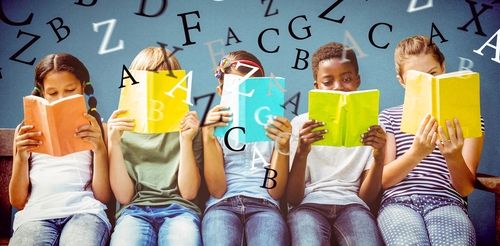 Anak membaca buku. (Shutterstock)