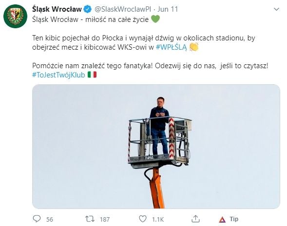 Suporter klub di Polandia sewa crane untuk saksikan tim kesayangan bertanding. (Twitter/@SlaskWroclawPl).