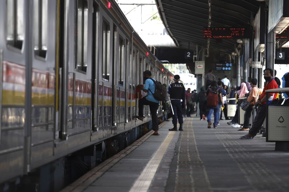 Sejumlah calon penumpang berjalan memasuki gerbong Kereta Rel Listrik (KRL) di Stasiun Tanah Abang, Jakarta, Jumat (12/6). [Suara.com/Angga Budhiyanto]