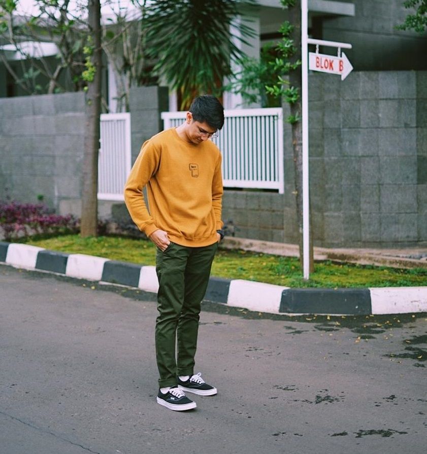 Adit Adiyatma sambil mengenakan produk dari clothing line miliknya, Mailmo. [dokumentasi pribadi]