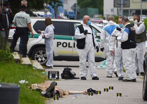 Kepolisian Slovakia melakukan olah TKP aksi penyerangan sekolah di Kota Vrutky, Slovakia utara, Kamis (11/6/2020). Serangan tersebut menewaskan satu orang dan melukai lima lainnya. Sementara pelaku tewas ditembak polisi. [AFP]