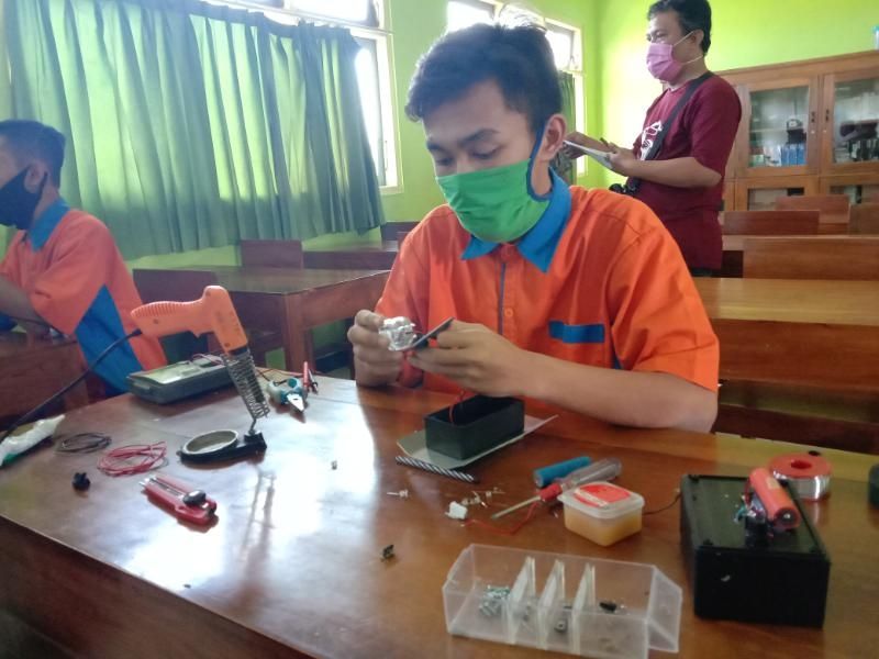 Siswa SMKN 1 Pundong, Raihan Khoirillah, merakit alat penangkap hama wereng ramah lingkungan di kelas, Sabtu (13/6/2020). - (SuaraJogja.id/Mutiara Rizka)