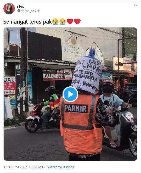 Tukang parkir pakai galon - (Twitter/@stupa_sekar)