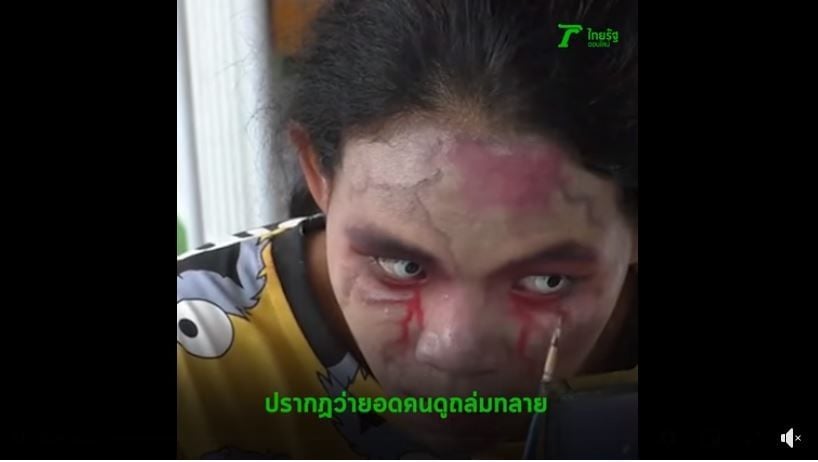 Wanita Thailand Cosplay Jadi Zombie dan Jual Baju Orang Mati (facebook.com/thairath)