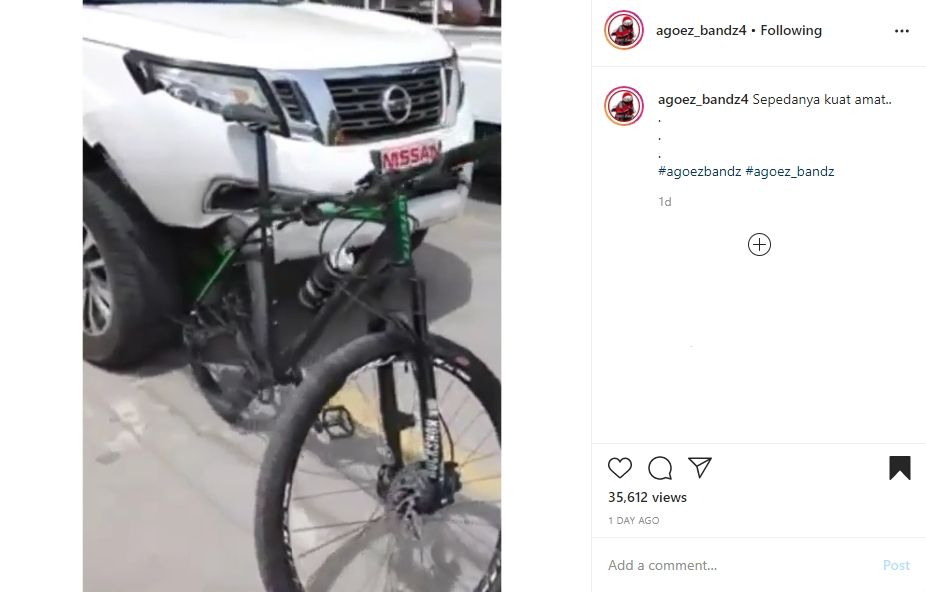 Mobil penyok usai menabrak sepeda. (Instagram(