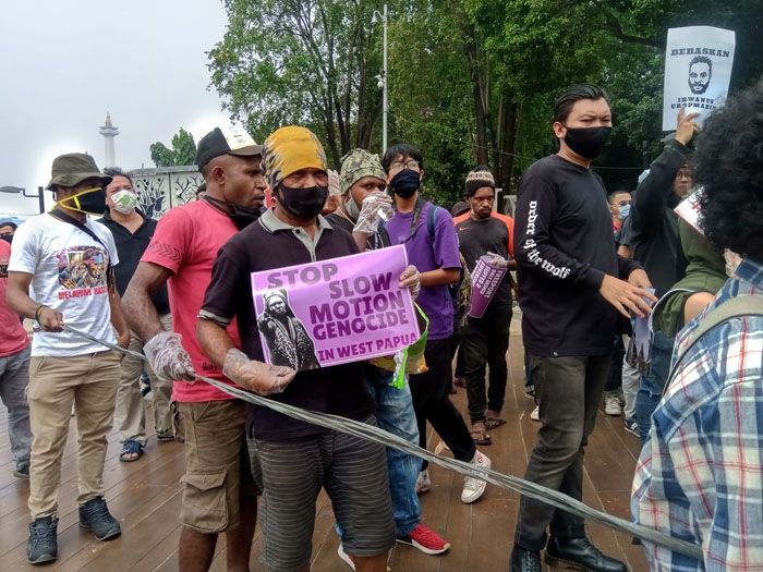 Massa Solidaritas Pembebasan Papua, menggelar aksi unjuk rasa di Taman Aspirasi dan Mahkamah Agung Jakarta Pusat, Senin (15/6/2020). [Suara.com/Yosea Arga Pramudita]