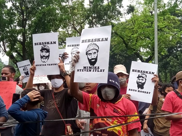 Massa Solidaritas Pembebasan Papua, menggelar aksi unjuk rasa di Taman Aspirasi dan Mahkamah Agung Jakarta Pusat, Senin (15/6/2020). [Suara.com/Yosea Arga Pramudita]