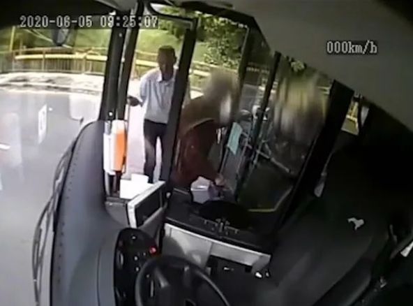 Aksi heroik sopir bus. (Youtube/MiNap online)