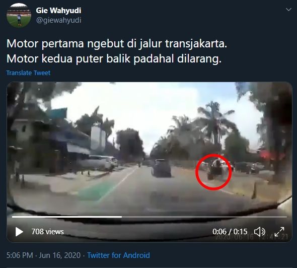 Viral pemotor kecelakaan saat ngebut di jalur TransJakarta. (Twitter/@giewahyudi)