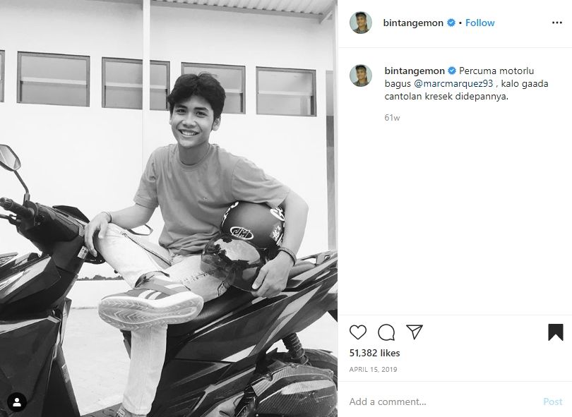 Bintang Emon saat berpose di atas Honda Vario. (Instagram/@bintangemon)